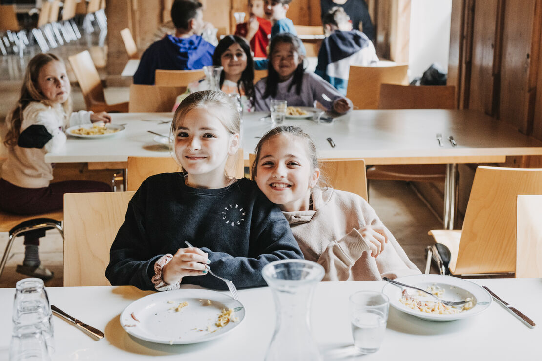 COLLEGIUM-BERNARDI_Schülerinnen im speisesaal10_A-Lamprecht