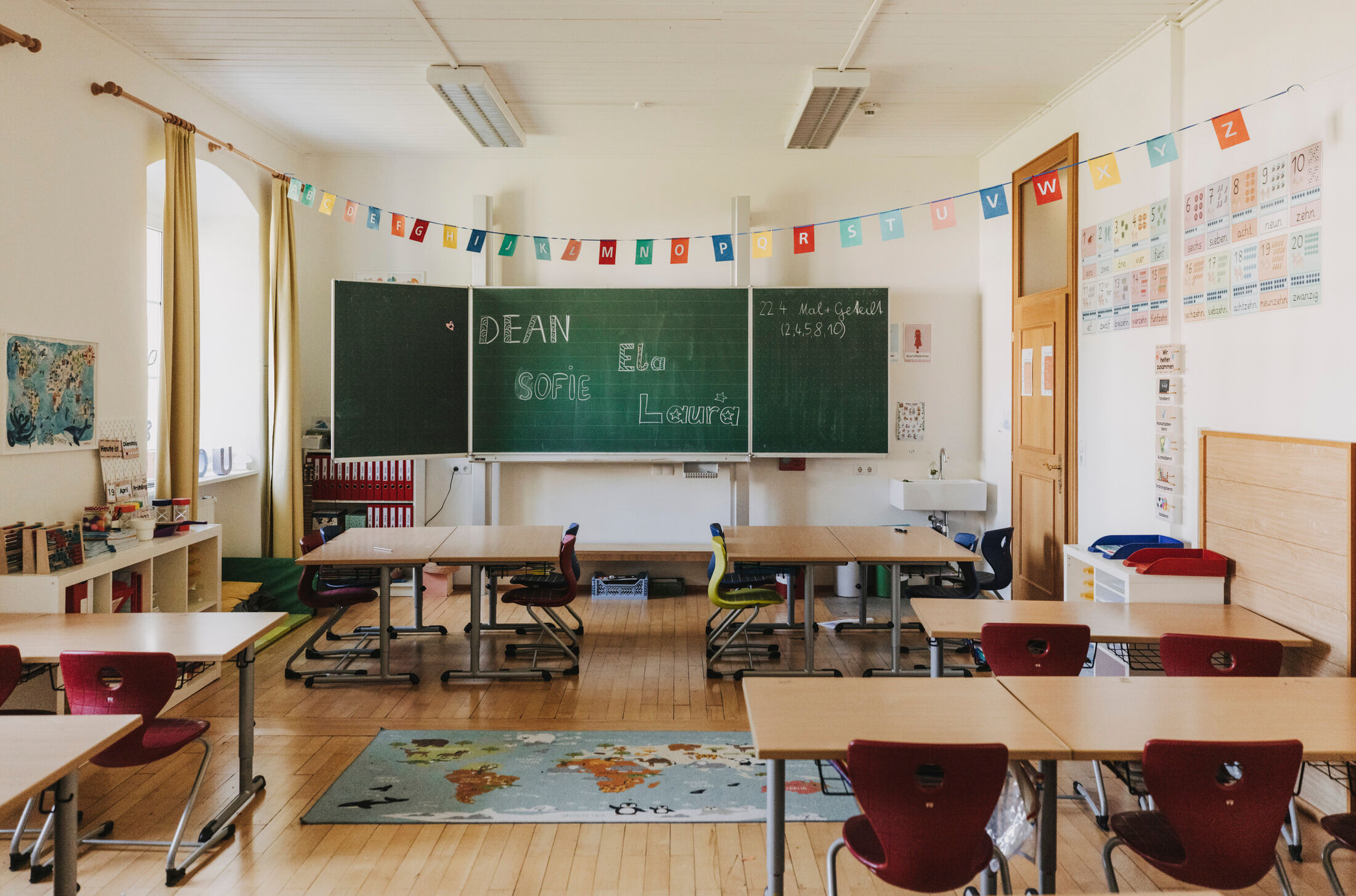 COLLEGIUM-BERNARDI_Tafel im bunten klassenzimmer_A-Lamprecht
