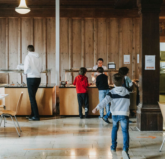 COLLEGIUM-BERNARDI_SchülerInnen im Speisesaal2_A-Lamprecht